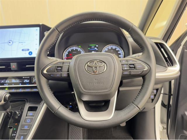 ステアリングスイッチ搭載！手を離さずに手元のスイッチでさまざまな操作が可能。運転中、視線をそらさなくても操作ができて安全です！