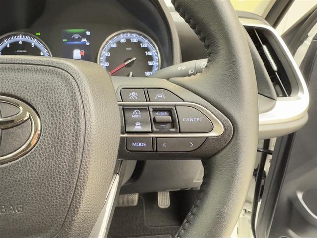 レーダークルーズコントロールを搭載しております。前車との距離をレーダーで測り一定の車間距離とスピードを保つとても便利な機能です。高速道路で楽に安心安全です！