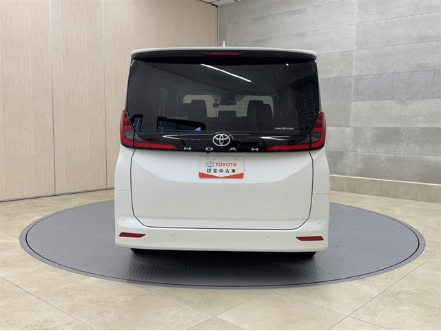 リヤ、後ろから見るとまた車の印象が変わってきますね☆☆