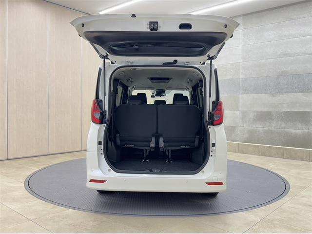 バックドアは跳ね上げ式です。雨の日はバックドアが屋根替わりになり、荷物の出し入れの際、濡れずに済みます。