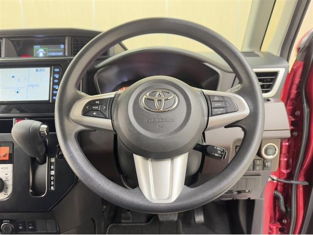 ステアリングスイッチ搭載！手を離さずに手元のスイッチでさまざまな操作が可能。運転中、視線をそらさなくても操作ができて安全です！