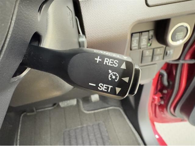 一定速度の走行をアシストしてくれるクルーズコントロール付き。お好みの速度を設定すれば、アクセルを踏まずに速度を保って走行してくれます。高速道路などの走行に便利です。ブレーキを踏めば簡単に解除出来ます。