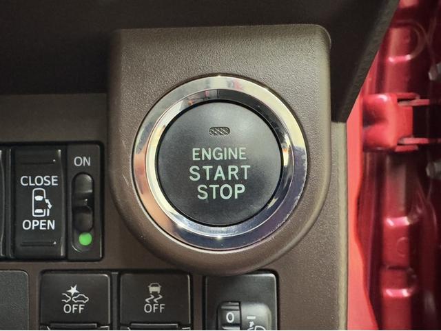 エンジンスタートボタンです。キーが車内にあれば、エンジンの始動・停止はブレーキを踏んでスイッチを押すだけ！キーを取り出す手間を省き、ワンプッシュでエンジンを操作するので簡単でスムーズです。