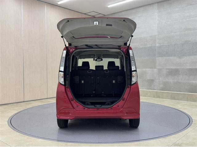 バックドアは跳ね上げ式です。雨の日はバックドアが屋根替わりになり、荷物の出し入れの際、濡れずに済みます。