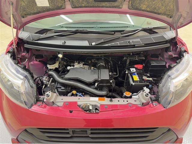 トヨタ中古車「まるごとクリーニング」施工済。エンジンルームを専用洗剤で洗浄！高圧＆スチーム洗浄も行います。樹脂部分も艶出し剤でピカピカです☆☆