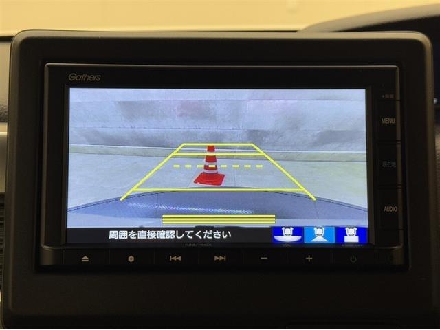 バックモニター付きです。車の後方に小型カメラが付いており、バックする際の後方の様子をモニター上に表示します。