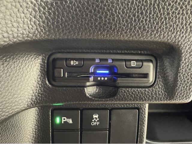 ＥＴＣ付きです。高速道路料金所での小銭の出し入れや雨天時における窓の開け閉めなどの煩わしさが解消できます。料金所の通過もスムーズで快適ですよ。