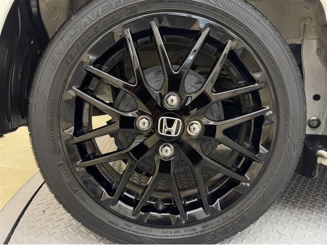 アルミホイール付き！「純正」なので車のデザインともマッチしています。お洒落は足元から。。。といいますから♪