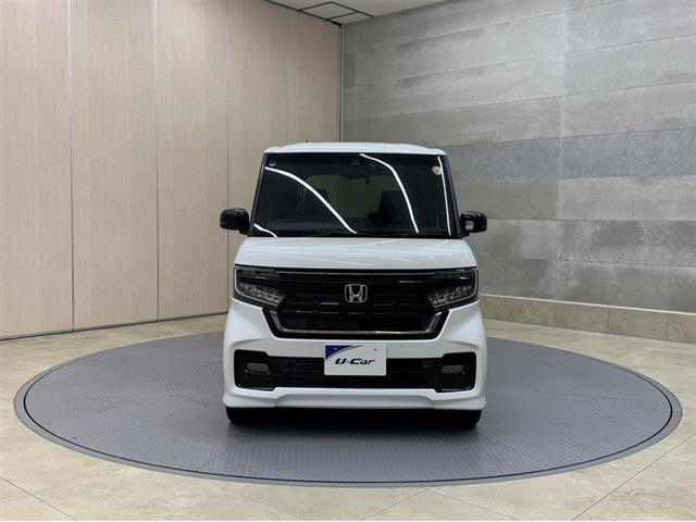 お車購入のポイントとなるフロントマスクです！シャープな目つきが印象的なデザインのヘッドランプです。