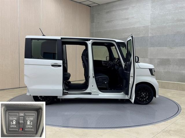 狭いスペースでも、隣の車を気にせず開閉出来るスライドドア。どんな場所でもドアを十分に大きく開くことが出来るので乗り降りや荷物を載せるのに便利です。