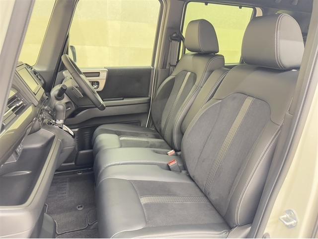 見た目スッキリ空間広々なベンチシート！左右一体シートなのでどんな体型の人にも対応。また、足元が広いのでどちらからでも乗り降りが可能です☆☆