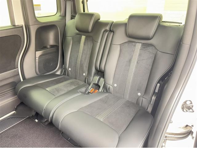 コンパクトながらリアシートもスペースをしっかり確保！「まるごとクリーニング」も実施済です。