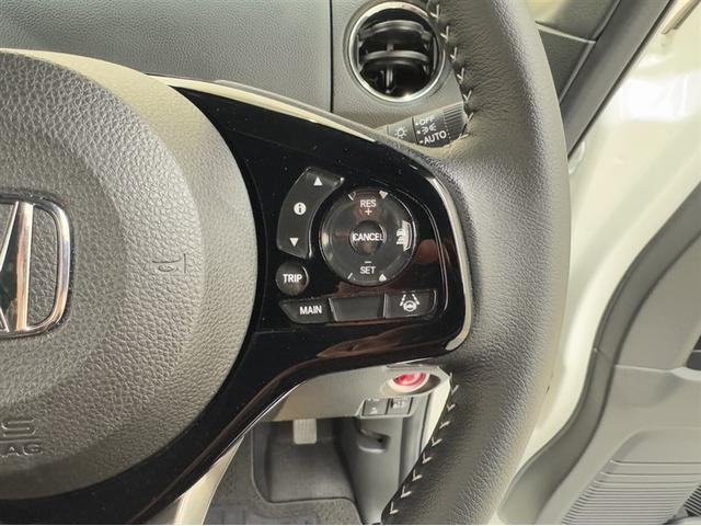 一定速度の走行をアシストしてくれるクルーズコントロール付き。お好みの速度を設定すれば、アクセルを踏まずに速度を保って走行してくれます。高速道路などの走行に便利です。ブレーキを踏めば簡単に解除出来ます。