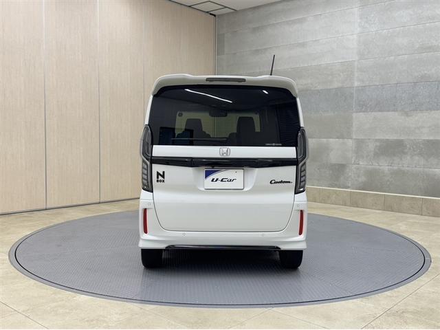 リヤ、後ろから見るとまた車の印象が変わってきますね☆☆