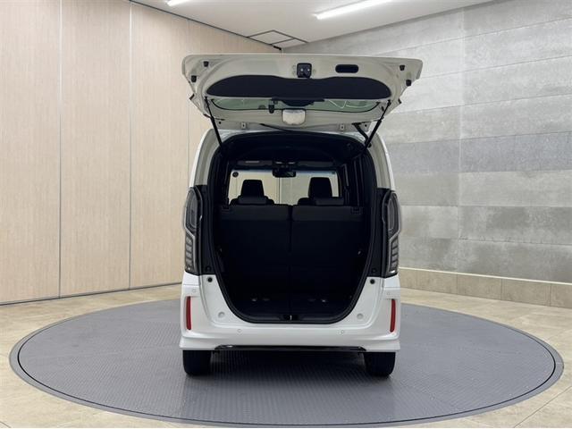 バックドアは跳ね上げ式です。雨の日はバックドアが屋根替わりになり、荷物の出し入れの際、濡れずに済みます。