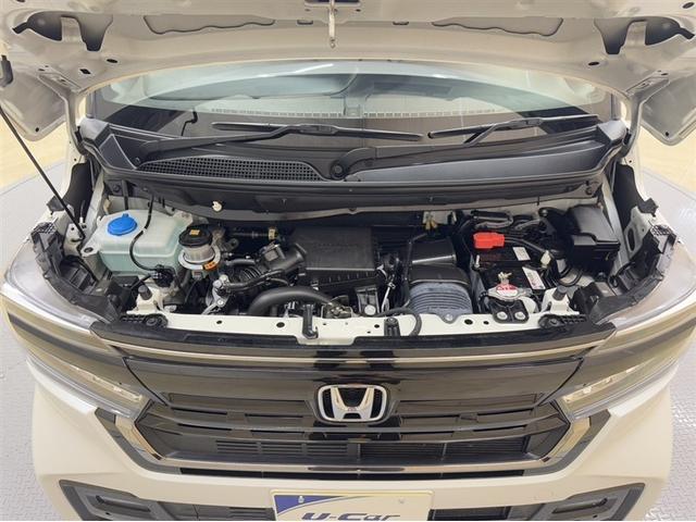 トヨタ中古車「まるごとクリーニング」施工済。エンジンルームを専用洗剤で洗浄！高圧＆スチーム洗浄も行います。樹脂部分も艶出し剤でピカピカです☆☆