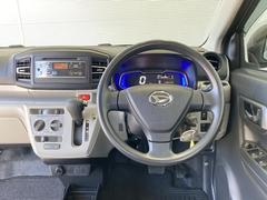 シンプルな運転席周りです。インパネ周りの各操作スイッチ類も使いやすいよう配置されています！ 7