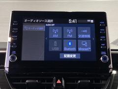 ディスプレイオーディオを装備。スマホと車をつなぐことで、これまでのナビに加えていろんなサービスが楽しめます。 3