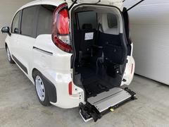 省スペースで乗り降り作業に必要なスペースを大幅に縮小しました。 3