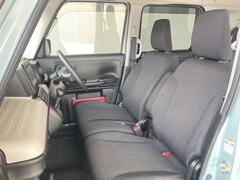 見た目スッキリ空間広々なベンチシート！左右一体シートなのでどんな体型の人にも対応。また、足元が広いのでどちらからでも乗り降りが可能です☆☆ 5