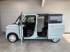 狭いスペースでも、隣の車を気にせず開閉出来るスライドドア。どんな場所でもドアを十分に大きく開くことが出来るので乗り降りや荷物を載せるのに便利です。 6
