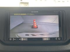バックモニター付きです。車の後方に小型カメラが付いており、バックする際の後方の様子をモニター上に表示します。 2