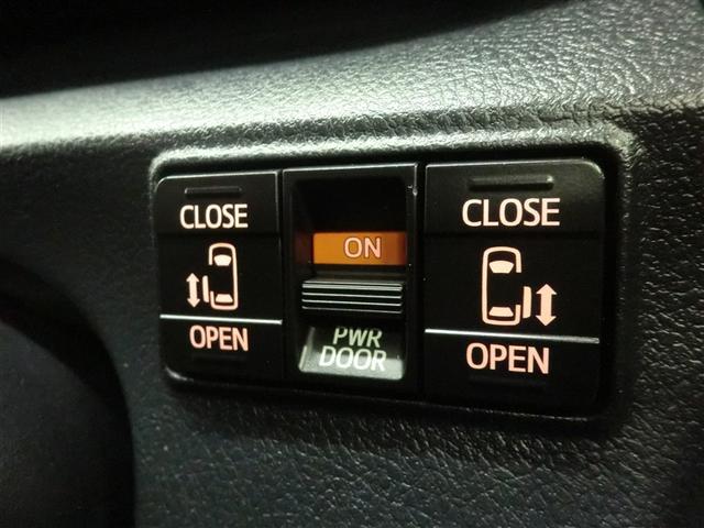 スライドドアは両側パワースライドドアです！両手がふさがっている時等にはとっても便利ですよね！！