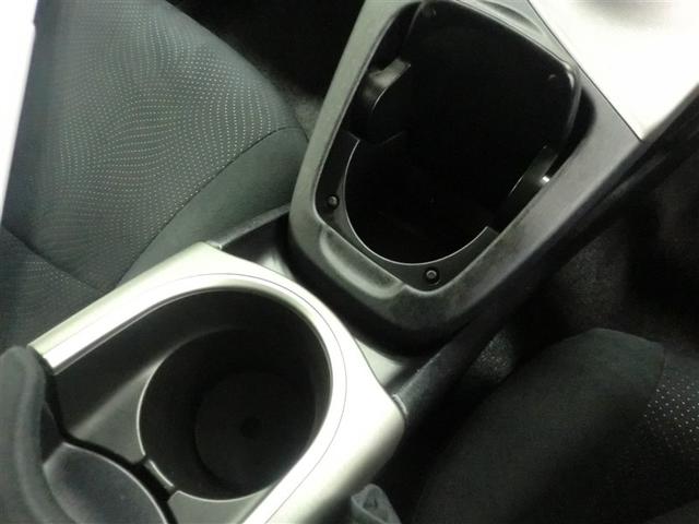 運転席・助手席間にカップホルダーあります♪
