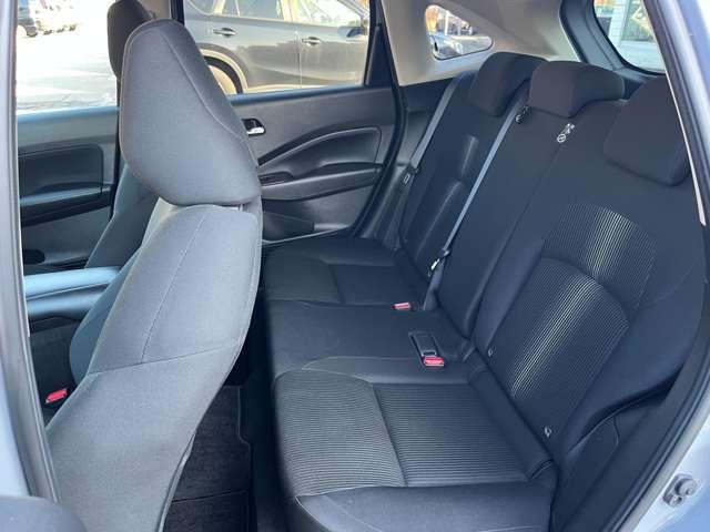 窮屈さを感じさせない後部座席でドライブを楽しみましょう♪