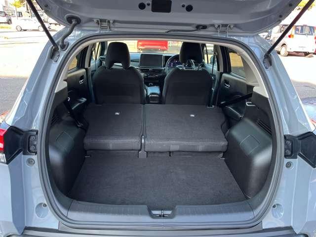 シートを倒すと大きな荷物も楽々積み込めます。