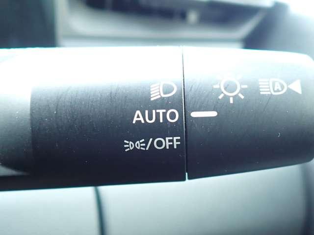 オートライト機能が装備されており暗い場所に入ると車両が検知しライトのＯＮ・ＯＦＦを自動的に切り替えてくれますので非常に便利な装備です♪