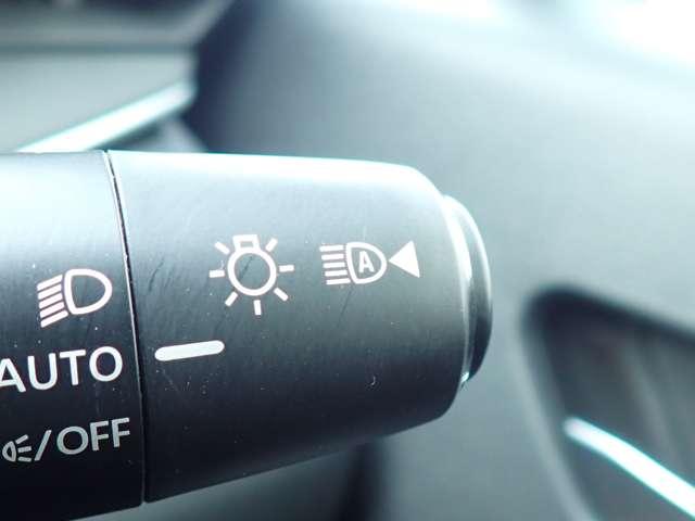 ハイビームアシストが装備されており対向車が接近すると自動的にロービームに切り替えてくれる便利な機能になっております。