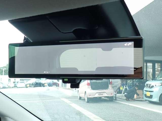 スマートルームミラーがリヤカメラで車両後方の映像ルームミラー表示しをクリアな後方視界を確保してくれます。