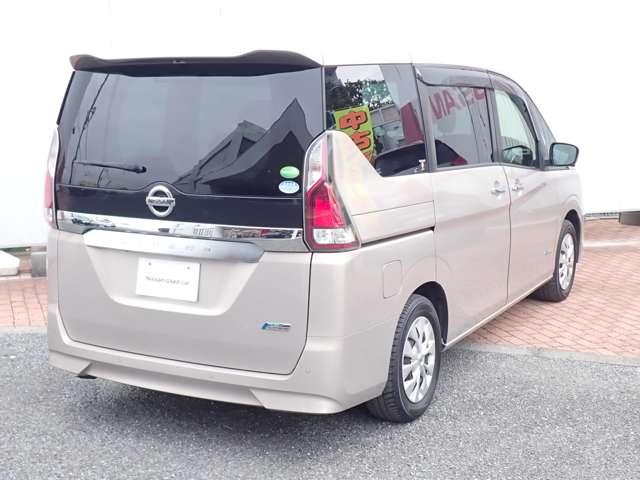 後部ガラスにはプライバシーガラスが装備されており不快な紫外線や日差しをカットしてくれますので快適にお乗りいただけます♪