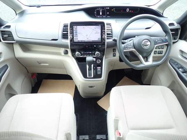 セレナは窓ガラスが大きくピラーも細い為周囲の状況も掴みやすく運転のしやすいお車になっております♪