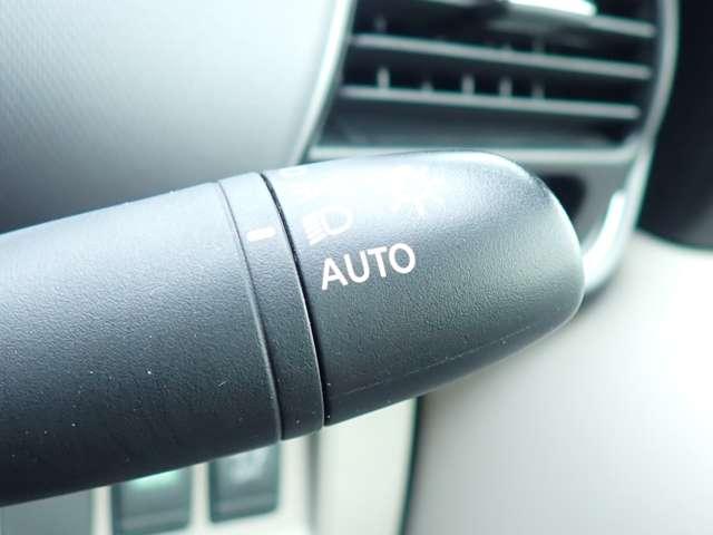 オートライト機能が装備されており暗い場所に入ると車両が検知しライトのＯＮ・ＯＦＦを自動的に切り替えてくれますので非常に便利な装備です♪