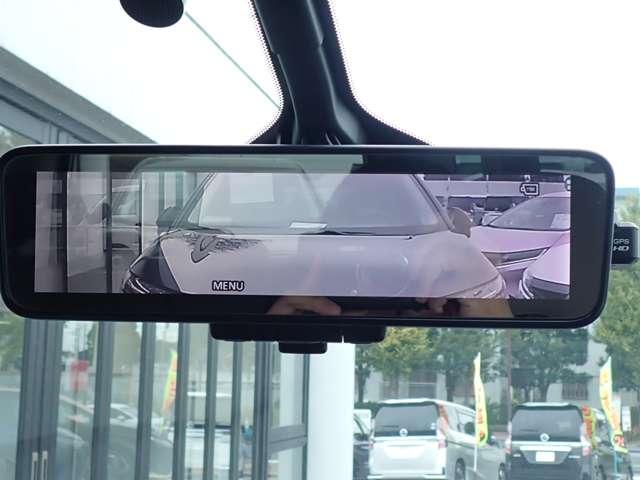 スマートルームミラーがリヤカメラで車両後方の映像ルームミラー表示しをクリアな後方視界を確保してくれます。