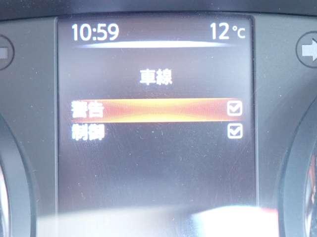 ＬＤＷ（車線逸脱警報）が装備されておりますのでドライバーが意図せずに白線を跨ぐと警告音で注意を促してくれます♪