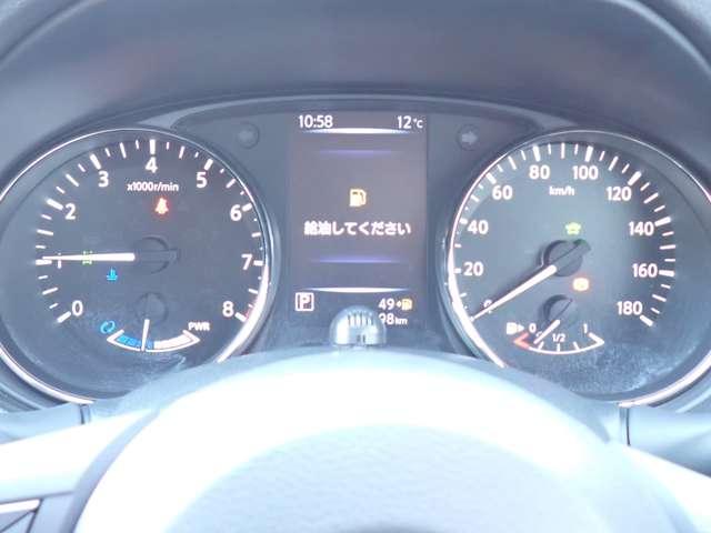 必要な情報を映し出す事の出来る液晶パネルと速度を瞬時に読み取りやすいスピードメーターが装備されております♪