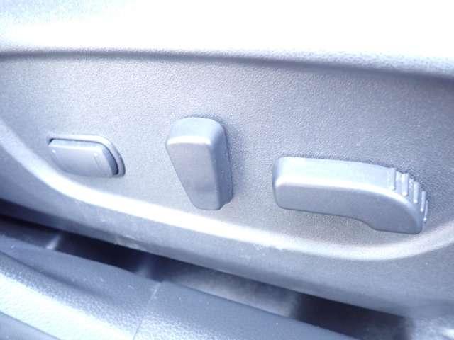 パワーシートですので細かなシートポジションの調節が可能です♪
