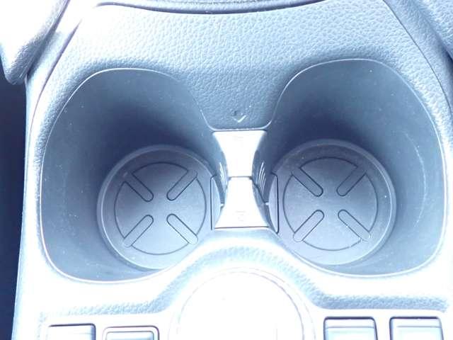 使いやすい前席カップホルダー♪
