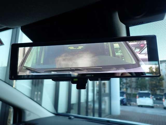 �X�}�[�g���[���~���[�������J�����Ŏԗ�����̉f�����[���~���[�\�������N���A�Ȍ�����E���m�ۂ��Ă���܂��B