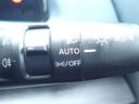 オートライト機能が装備されており暗い場所に入ると車両が検知しライトのON・OFFを自動的に切り替えてくれますので非常に便利な装備です♪