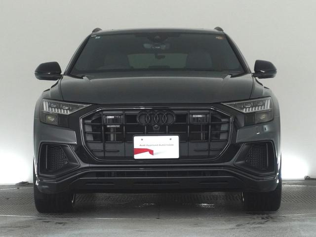 Q8  認定中古車 S lineパッケージ コンフォートアシスタンスパッケージ ブラックAudi rings&ブラックスタイリングパッケージ ホイール22インチ ルーフレールブラック ドアエントリーライト(3枚目)