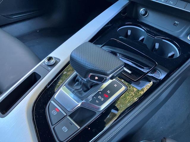 スイッチ類・ダイヤル類など細部までこだわりを感じ取れるインテリアです。クリック感は操作する喜びを感じていただけます。