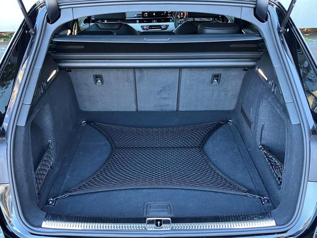 奥行きがあり容量十分なトランクスペースは後席を倒してトランクスルーも可能です。