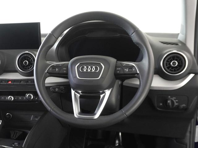 マルチファンクション付革巻きステアリング…オーディオ操作をはじめ、平均燃費や平均速度を含めた車両情報の確認・ブルートゥースオーディオ・電話の操作を行えます。