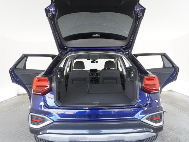 後席を倒してトランクスルーも可能です。