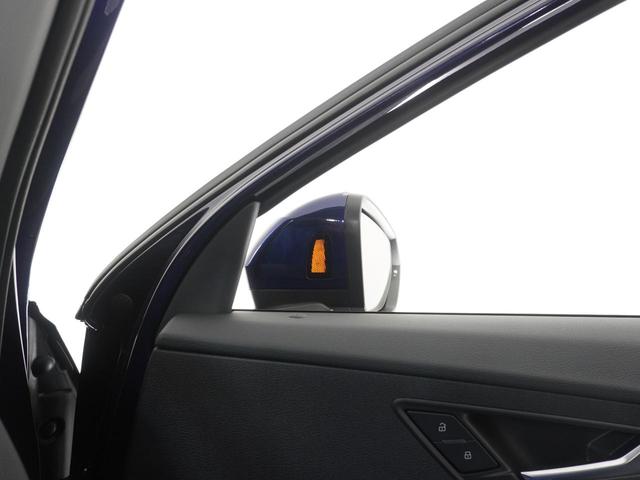 アウディサイドアシスト…　（後方監視システム）　ミラー部分ＬＥＤで警戒を促します。さらに、ＬＥＤ点灯中にその向きのターンシグナルを出すと、ＬＥＤが点滅して事故の危険を知らせます。