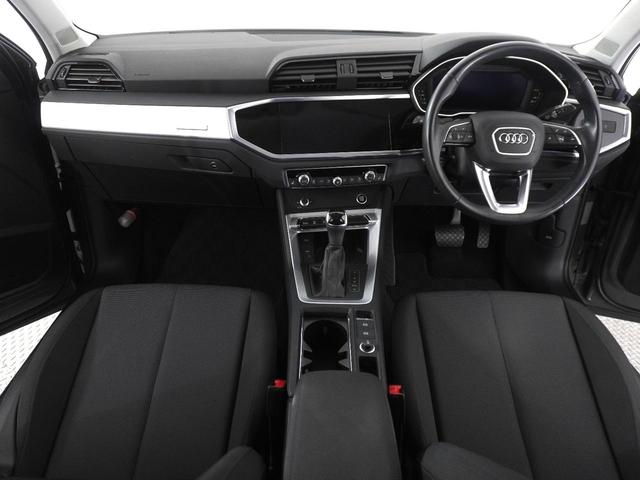 Ｑ３ ３５ＴＦＳＩアドバンスド　認定中古車　アシスタンスパッケージ　３スポークマルチファンクションステアリング　スマートフォンインターフェイス　ベーシックパッケージ　ハイビームアシスト　ワイヤレスチャージング（7枚目）